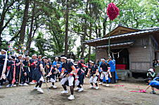 4人がらみ鎌踊り。奥にマトイ（池辺）写真