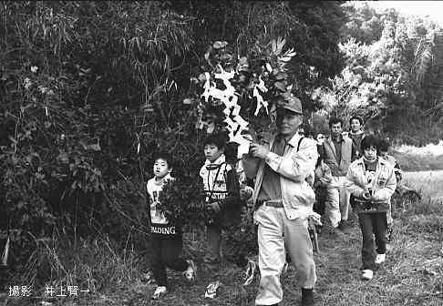 写真⑥ムラへ柴を運ぶ