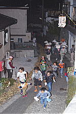 坊津町上之坊の十五夜綱引きで跳ぶ子供たち